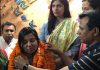 ছাত্র-ছাত্রীদের জুতার মালার পর এশাকে ছাত্রলীগের ফুলের মালা