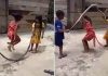 দড়ির বদলে সাপের লাফ খেলছে শিশুরা, ভিডিও ভাইরাল