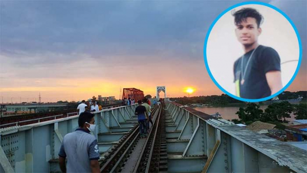 ছবি তুলতে গিয়ে ট্রেনের ধাক্কায় নদীতে পড়ে তরুণ নিখোঁজ ছবি তুলতে গিয়ে ট্রেনের ধাক্কায় নদীতে পড়ে তরুণ নিখোঁজ