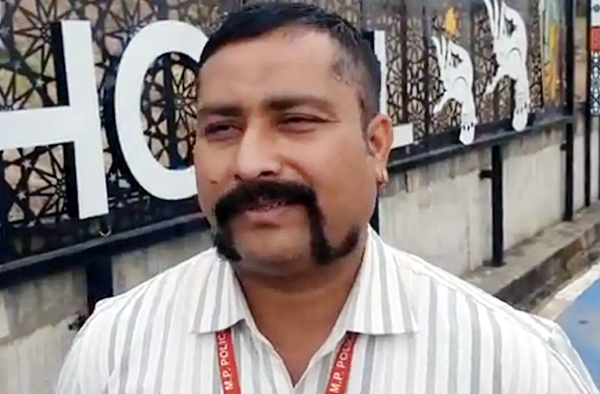 চাকরি গেলে যাক, তবুও গোঁফ ছাঁটবেন না রাকেশ রানা চাকরি গেলে যাক, তবুও গোঁফ ছাঁটবেন না রাকেশ রানা
