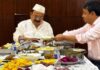 ডিবি কার্যালয়ে গয়েশ্বরকে হারুনের আপ্যায়