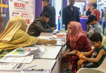 বিদেশে উচ্চশিক্ষার খোঁজে ‘স্টাডি অ্যাব্রোড ফেয়ারে’ শিক্ষার্থী ও অভিভাবকদের ভিড়